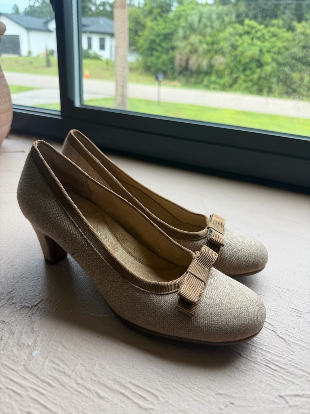 Aerosoles Playhouse Pump Tan Bow Mid-Heel Pumps Size Medium